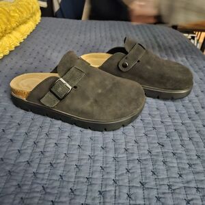 Women's Black Suede Clogs. Wide Toe Box. Very Comfy. Size 9.